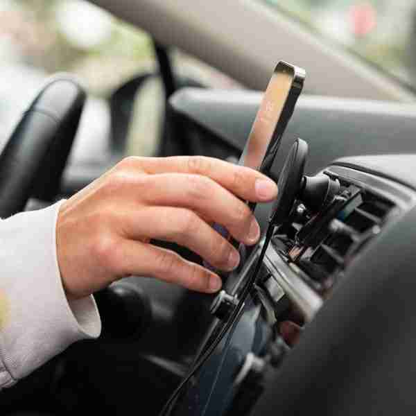 Soporte para auto Snap+ Wireless Vent Mount con cargador inalámbrico y MagSafe Mophie
